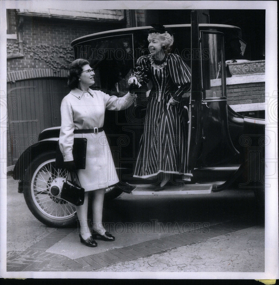 1970 Press Photo Mrs. B Segner, Mrs. B Pearse Old Car - Historic Images