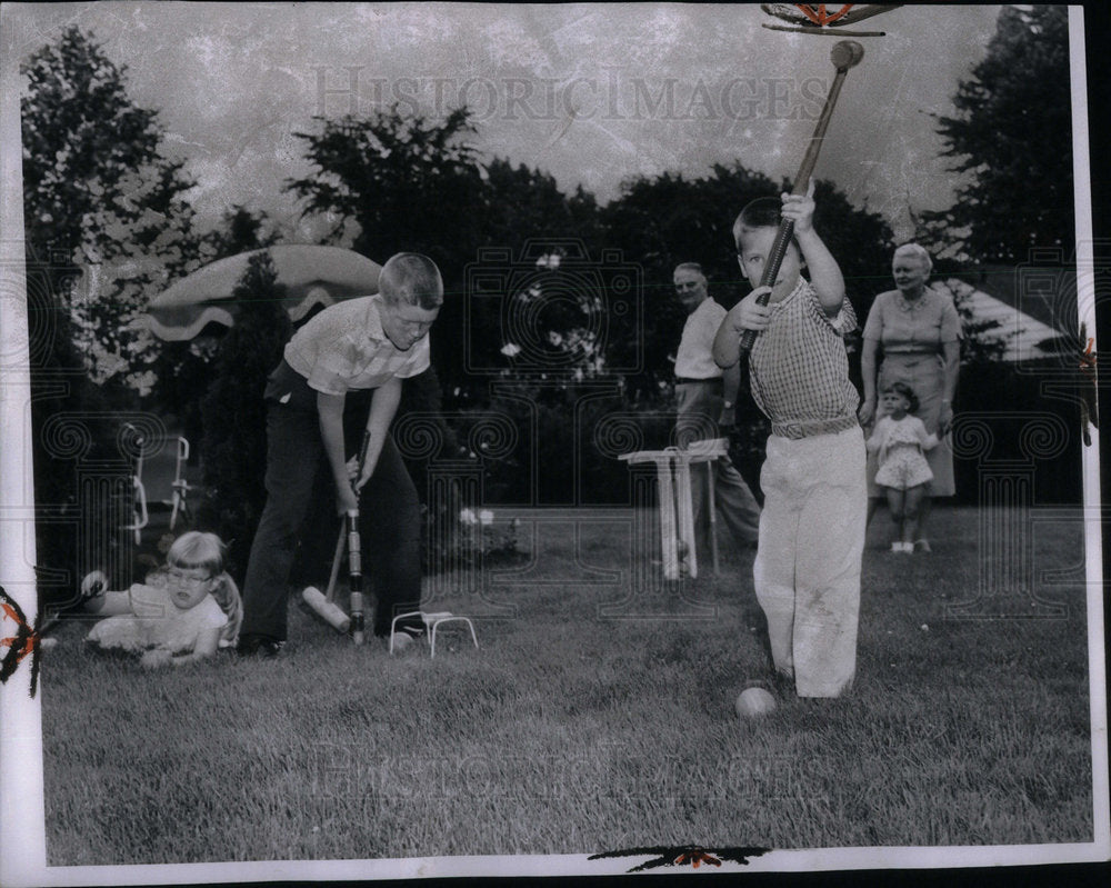1958 Press Photo Arthur Koch grandsons home croquet - Historic Images