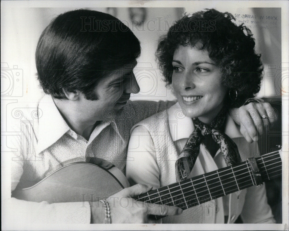 1976 Press Photo Guitarist Juan Serrano and Wife - Historic Images