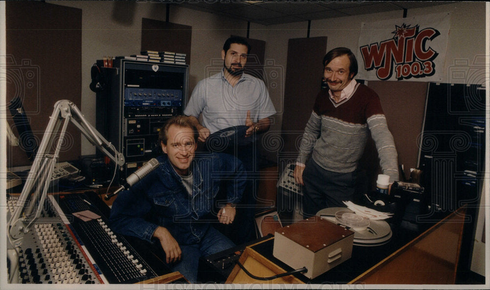 1987 Press Photo Dick Shafran radio host staff Harper - Historic Images