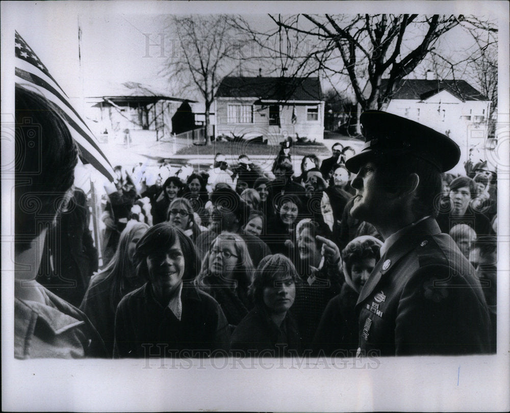 1971 Press Photo John Sexton Army Homecoming Crowd - Historic Images