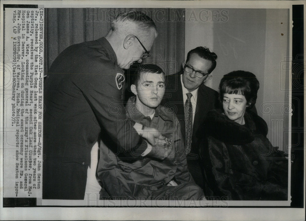 1971 Press Photo S/Sgt John Sexton Jr gets Purple Heart - Historic Images