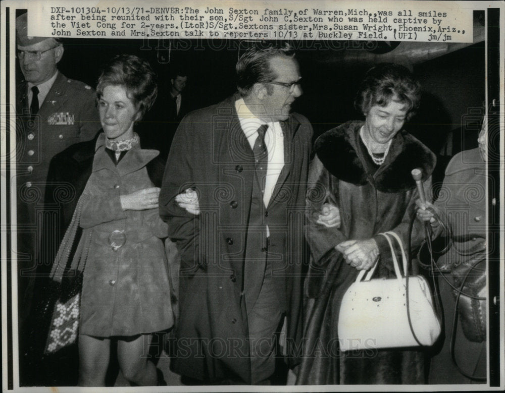 1971 Press Photo Army John Sexton POW Family Reunite - Historic Images