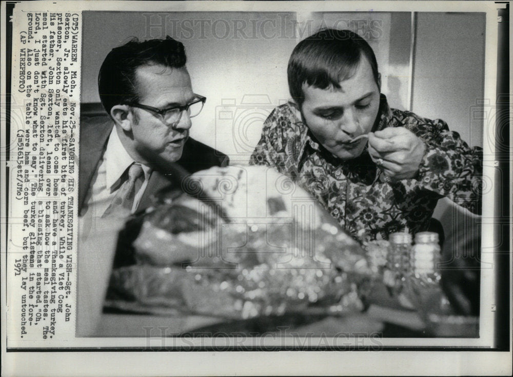 1971 Press Photo Sgt John Sexton Jr eats turkey - Historic Images