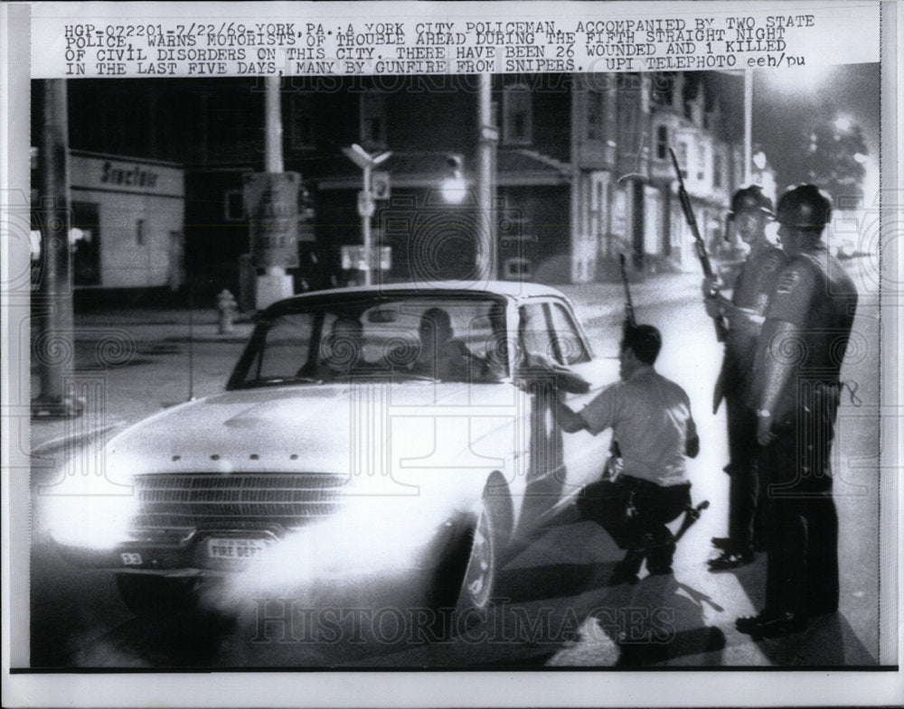 1969 Press Photo New York City Riot Warning Driver - Historic Images