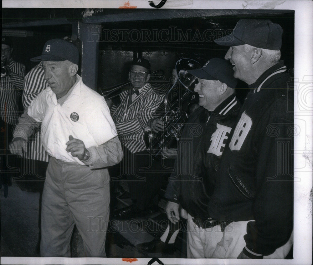 1965 Press Photo Tigers Employee Dancing Stadium - Historic Images