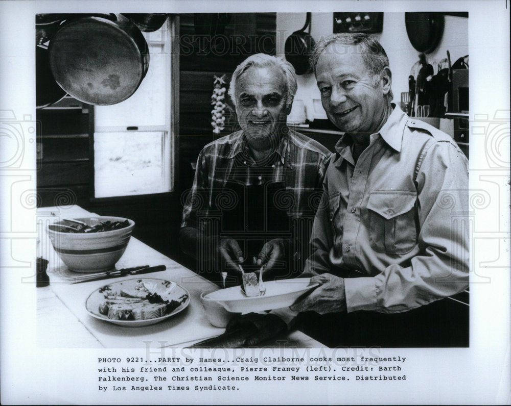 1982 Press Photo Cook Clairborne With Friend Kitchen - Historic Images