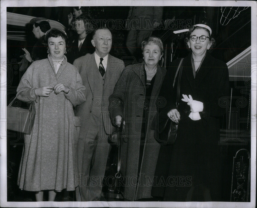 1955 Press Photo Mrs Wismer Sailing With Family - Historic Images