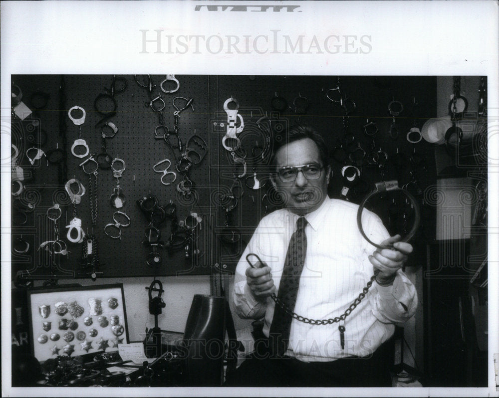 1991 Press Photo Chuck Chandler Police Swap Meet - Historic Images