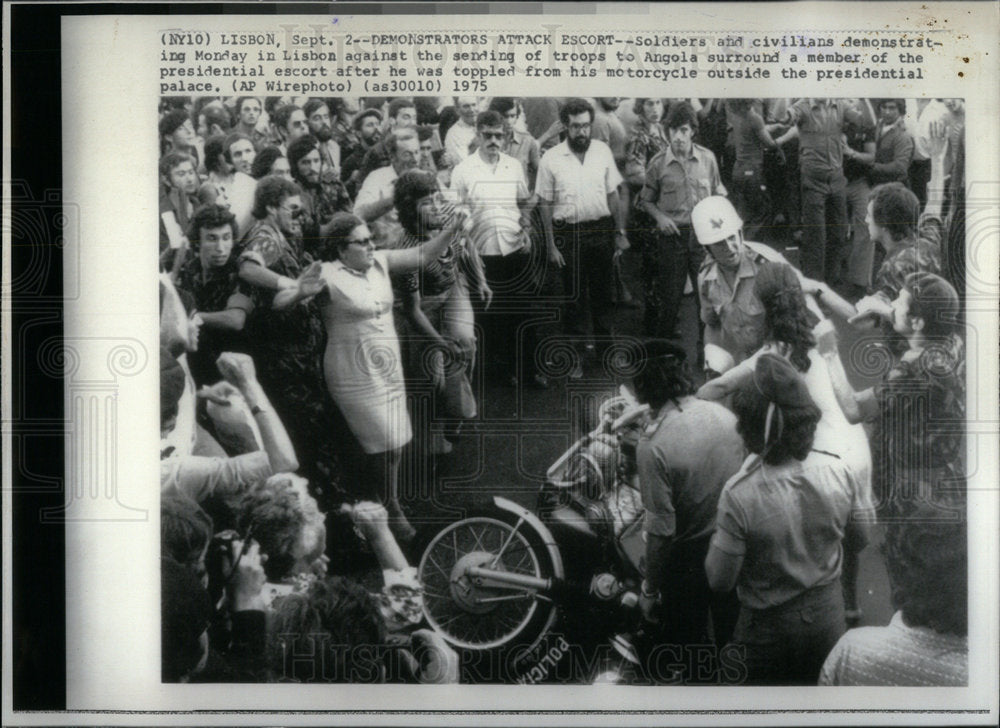 1975 Press Photo Portugal riot - Historic Images