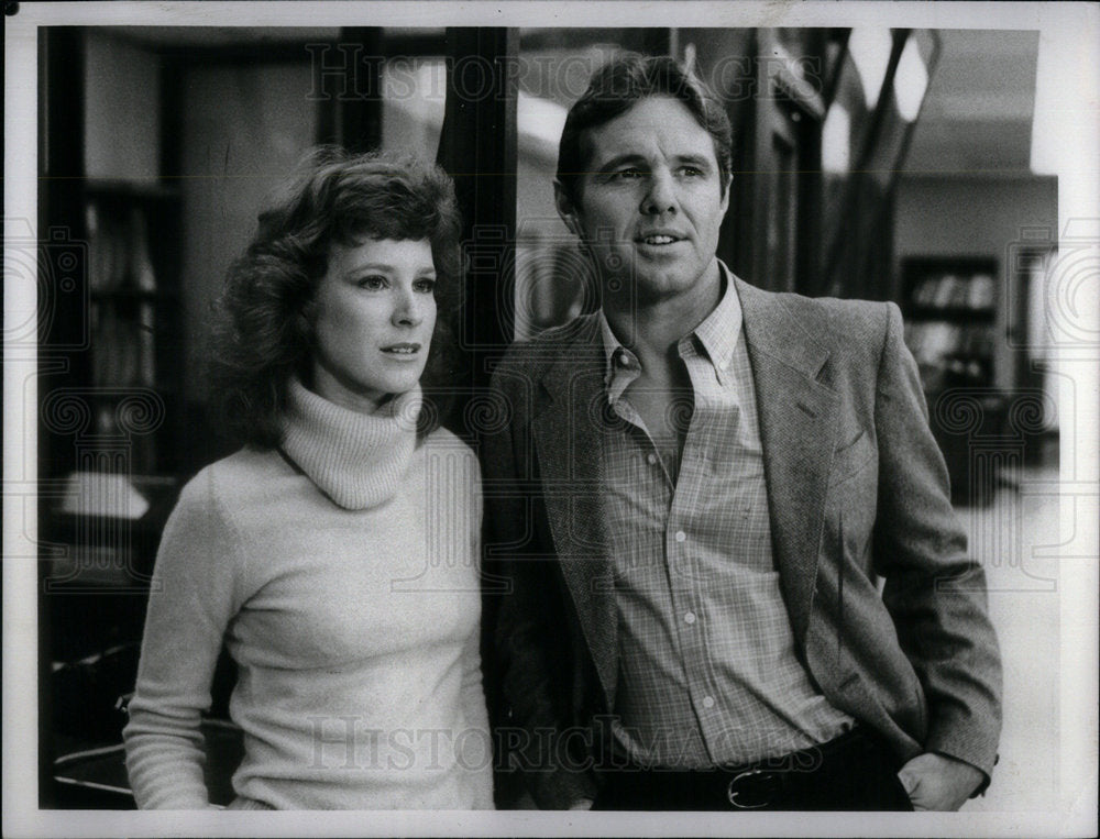 1981 Press Photo Linda Kelsey and actor Cliff Potts - Historic Images