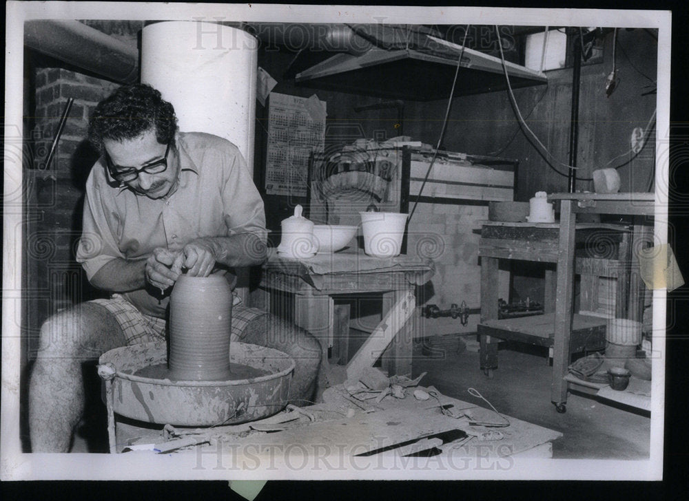 1972 Press Photo Richard Braun Pottery Wheel - Historic Images