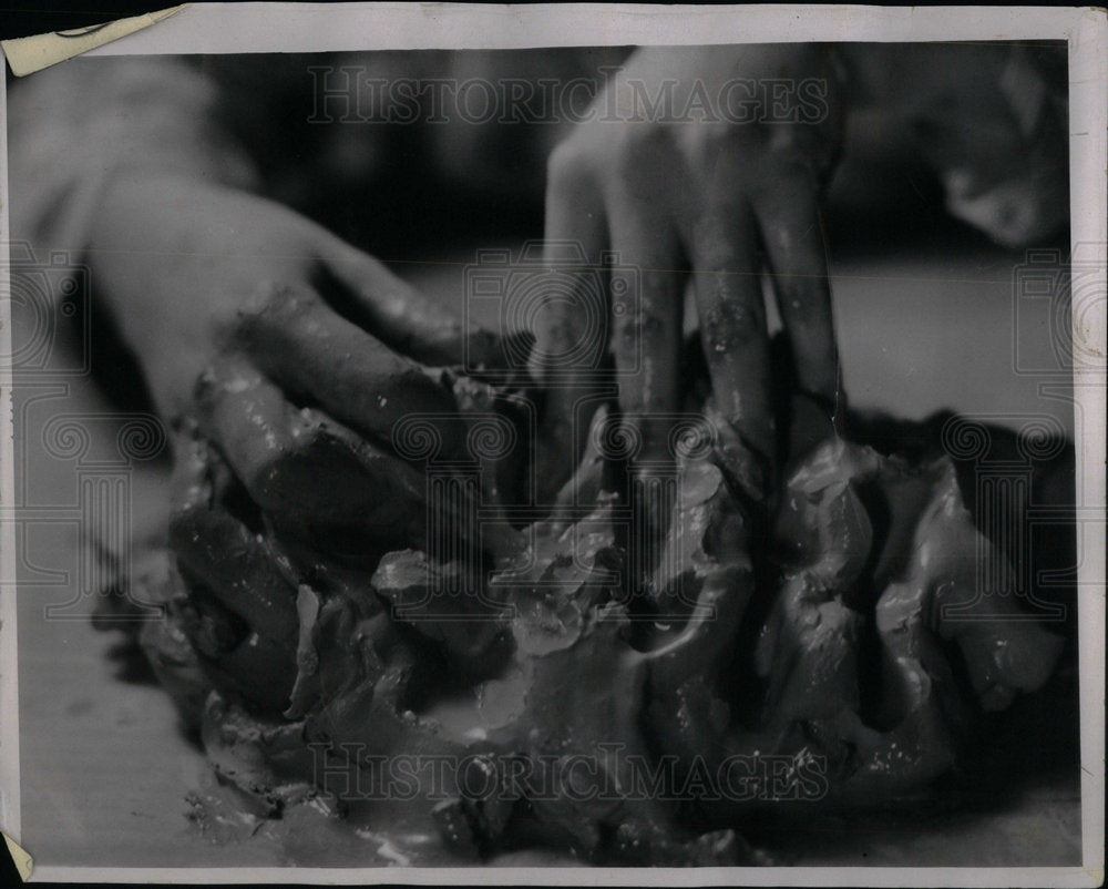 1947 Press Photo Pottery Class Marygrove College - Historic Images