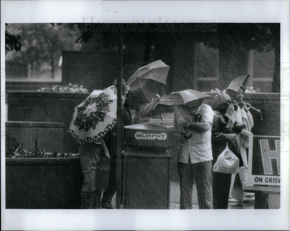 1986 Press Photo Detroit Rain Downtown Umbrella Plastic - Historic Images