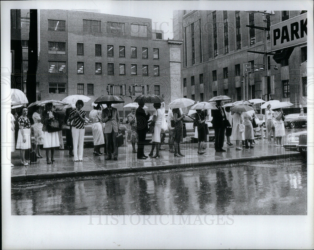 1983 Press Photo Dowtown Detroit Bus Stop Rain Umbrella - Historic Images