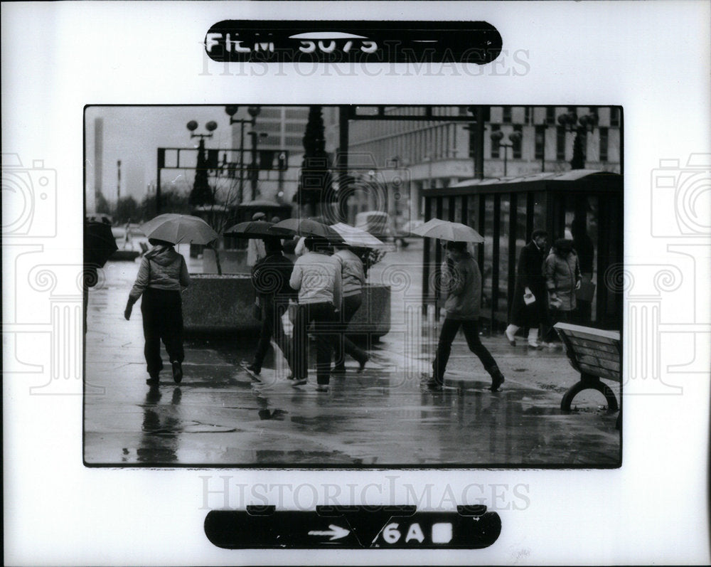 1982 Press Photo Downtown Detroit Rain Warm Christmas - Historic Images