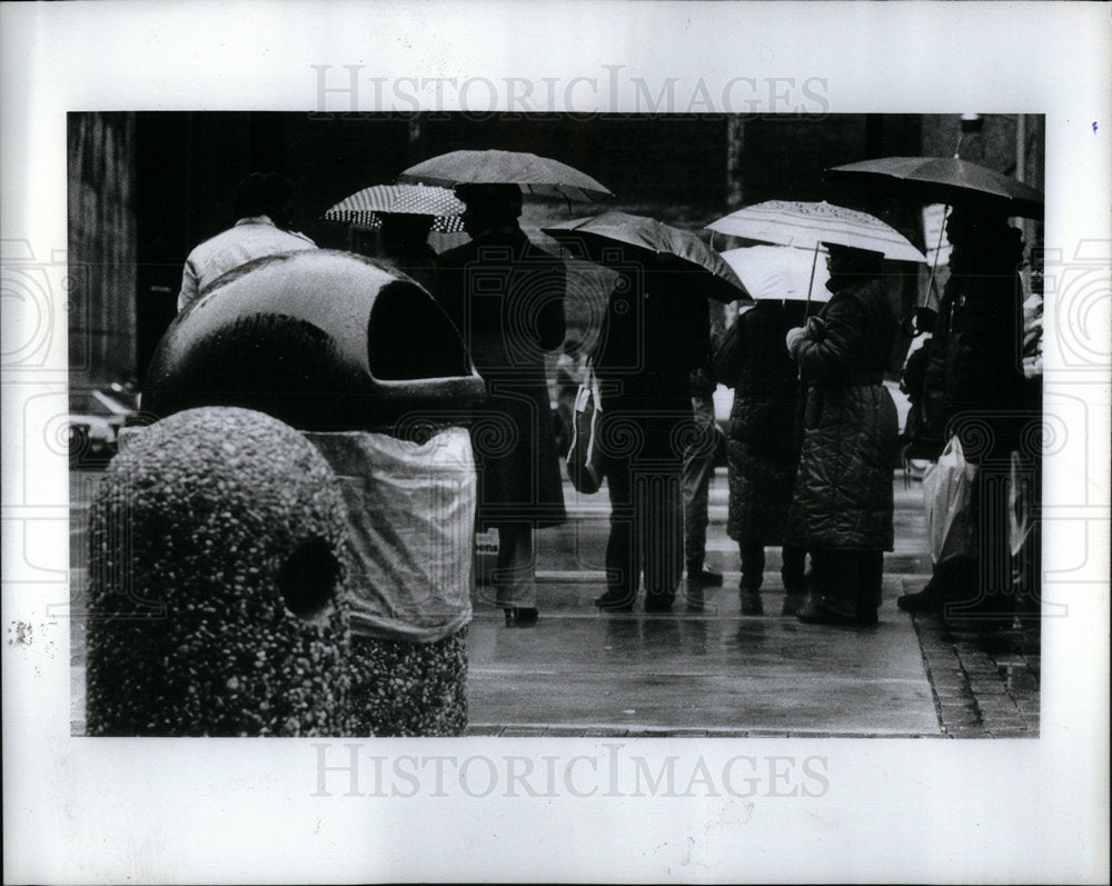 1983 Press Photo Downtown Detroit Bus Stop Rain - Historic Images