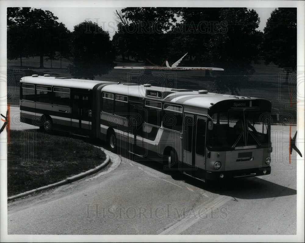 1976 Press Photo Picture Shows Buses General Corp Road - Historic Images