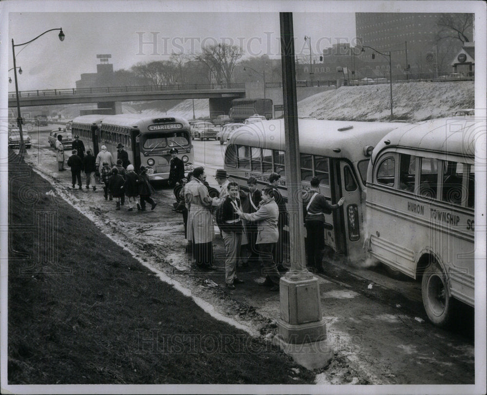 1957 Press Photo School Bus Accident Expressway - Historic Images