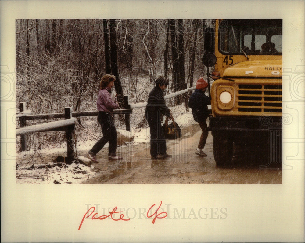 1984 Press Photo School Kids Snow Bus - Historic Images