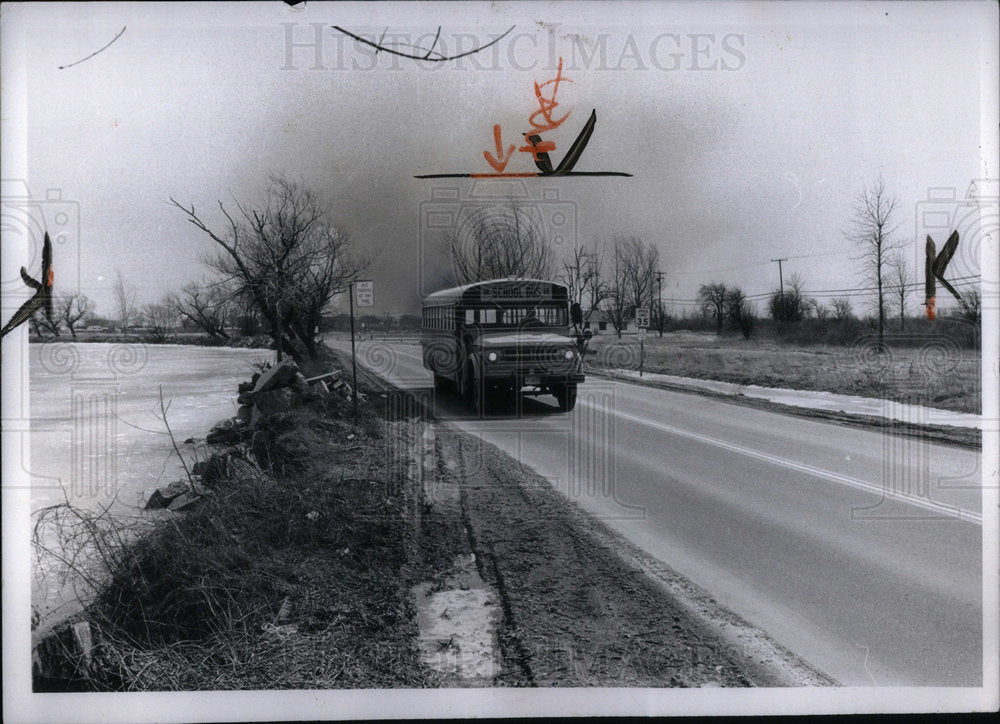 1972 Press Photo South River Rd Buses come close school - Historic Images