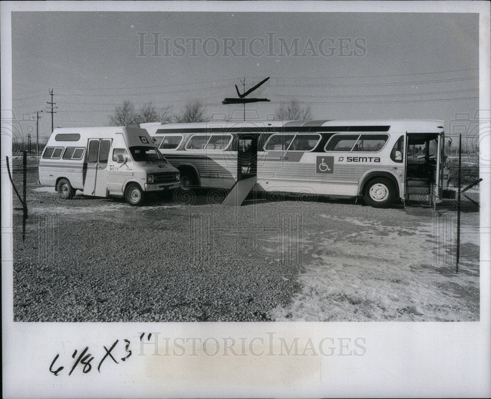 1977 Press Photo Show Travel Bus Picture Field Semta - Historic Images