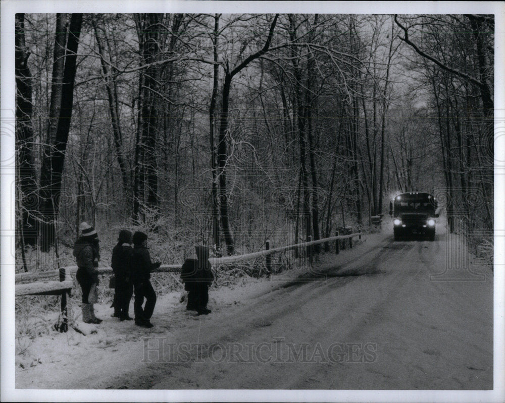 1982 Press Photo Kids Fun Fresh Snow Wash photograph - Historic Images