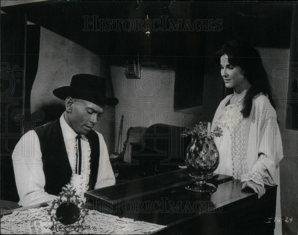 1984 Yul Brynner Janice Rule Gunfighter - Historic Images