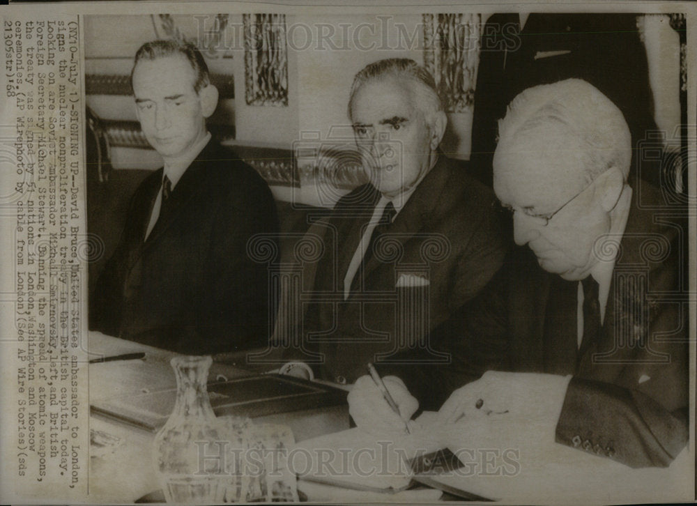 1968 Press Photo David Bruce US Brtitish Nuclear Signs - Historic Images