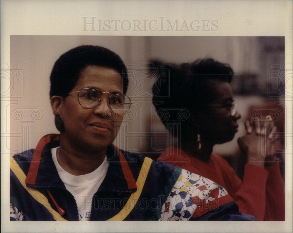 1994 Press Photo Andrea McClure nurse spectacles chair - Historic Images