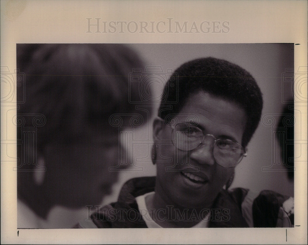 1994 Press Photo Andrea McClure Nurse alk Patient Smile - Historic Images