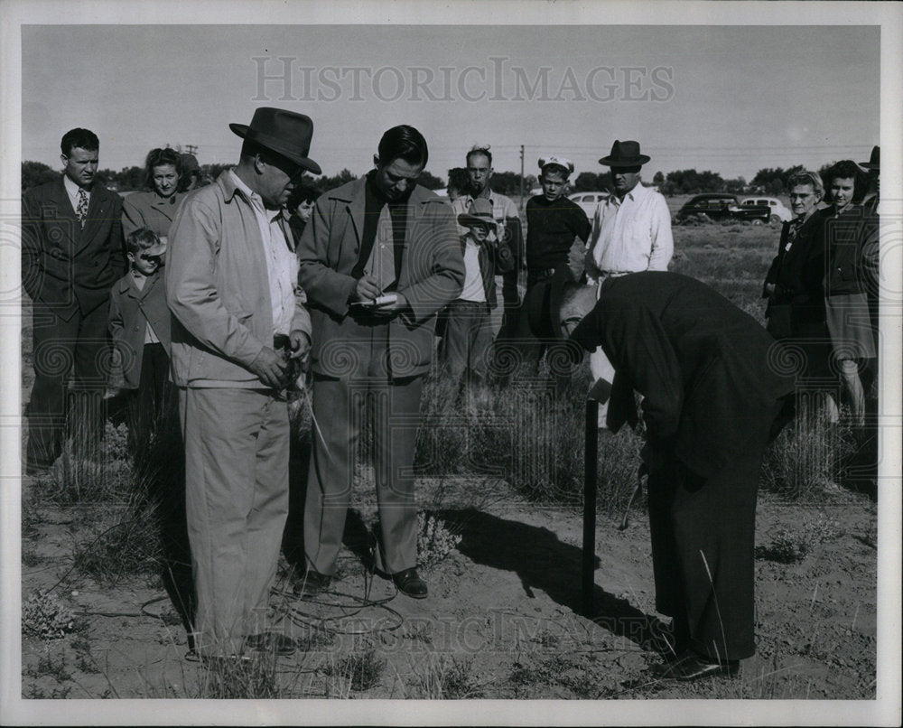 1946 Press Photo Puebloans spot Brummett girl body - Historic Images
