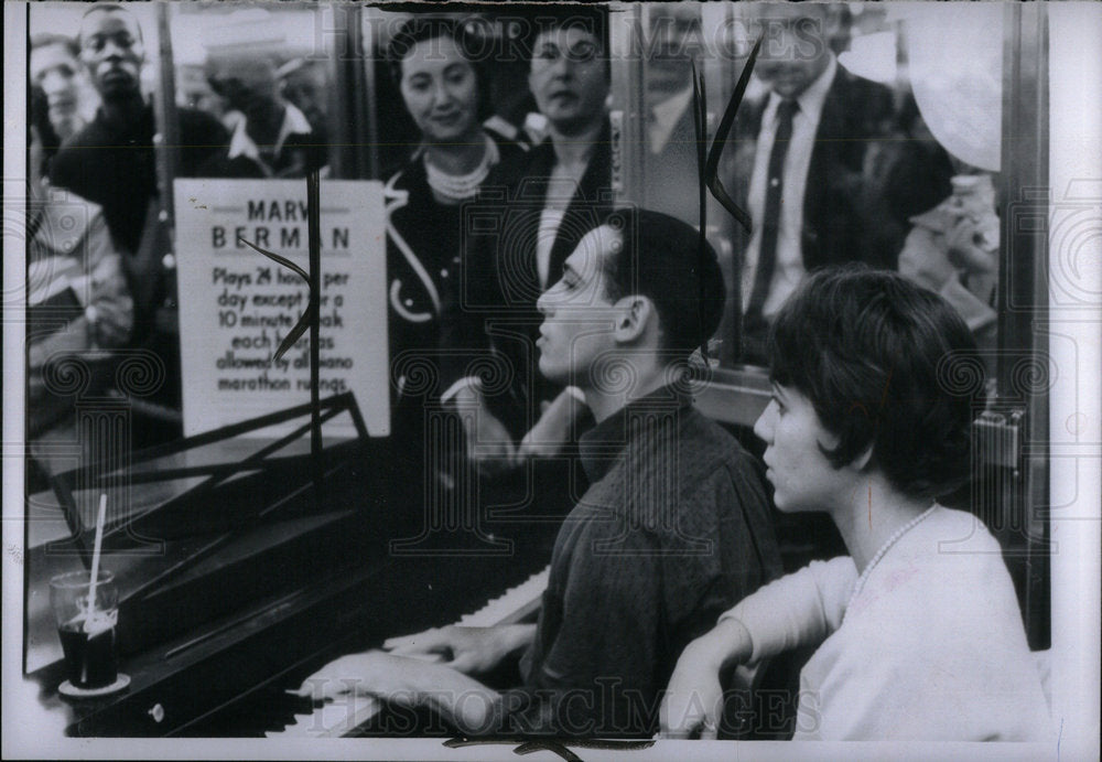 1960 Press Photo Chicago Pianist Breaking World Record - Historic Images