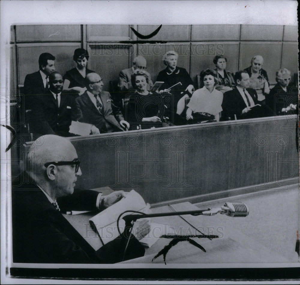 1960 Press Photo Dr R Bernard Finch Trial - Historic Images