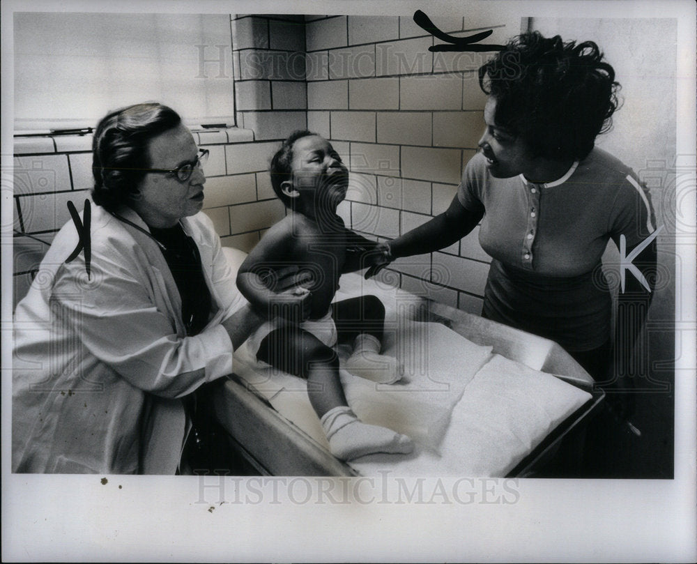 1975 Press Photo Julia Meredith Dr. Dorothy Hofstra - Historic Images