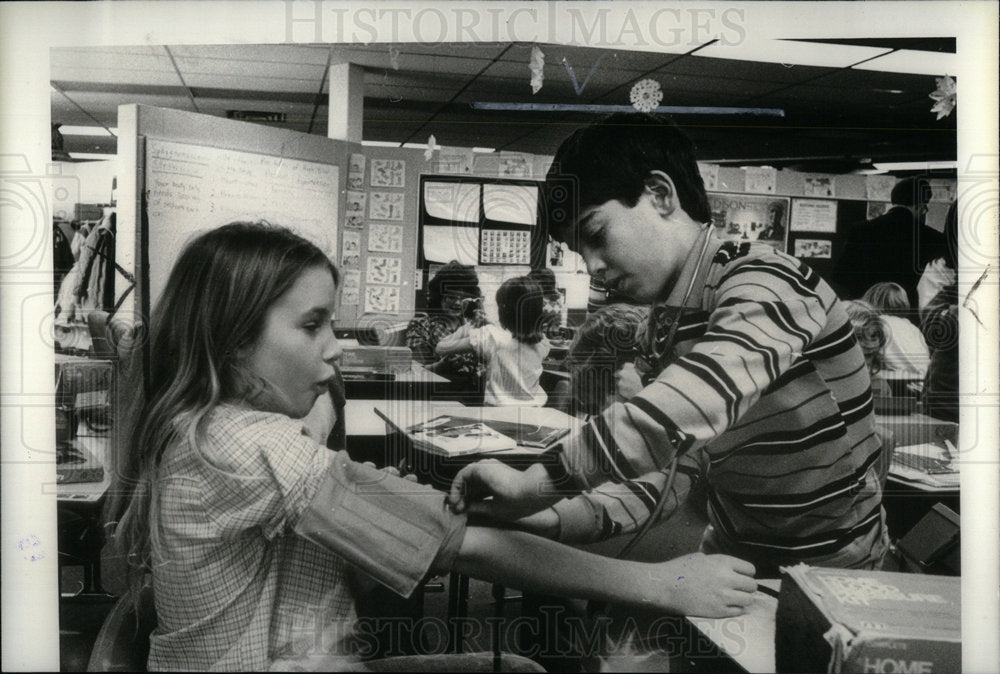 1984 Press Photo Kids Blood Pressure - Historic Images