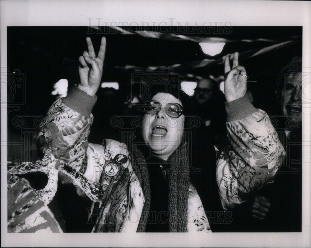 1991 Press Photo Arlene Stern Makes Peace Signs - Historic Images