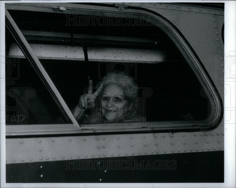 1991 Press Photo Bus Passenger Flashes Peace Sign - Historic Images