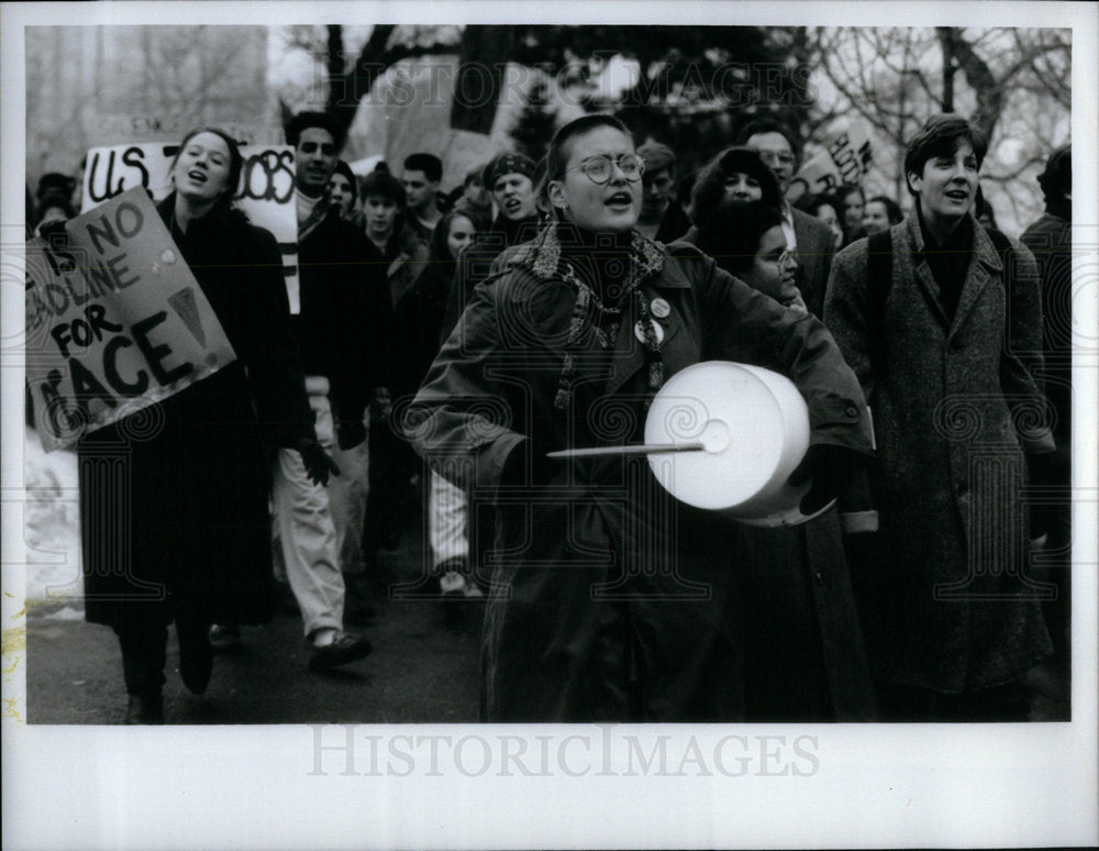 1991 Press Photo Peace Rally Marchers Chicago Michigan - Historic Images