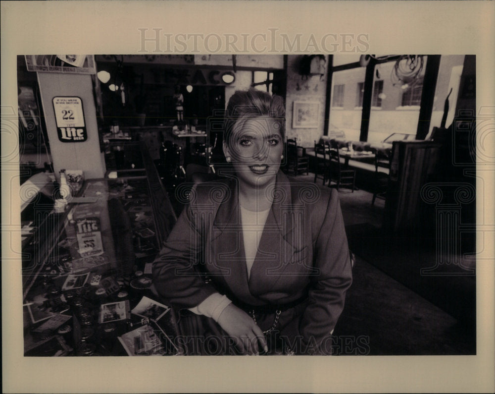 1994 Press Photo Power Lunch with Katie Noonan. - Historic Images