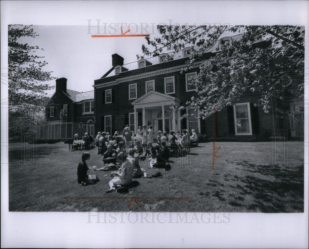 1975 Press Photo William Clay Ford son Edsel home Women - Historic Images