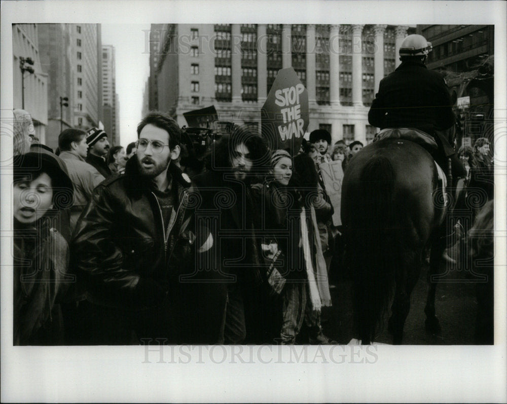 1991 Press Photo Demonstrator effort moved police horse - Historic Images