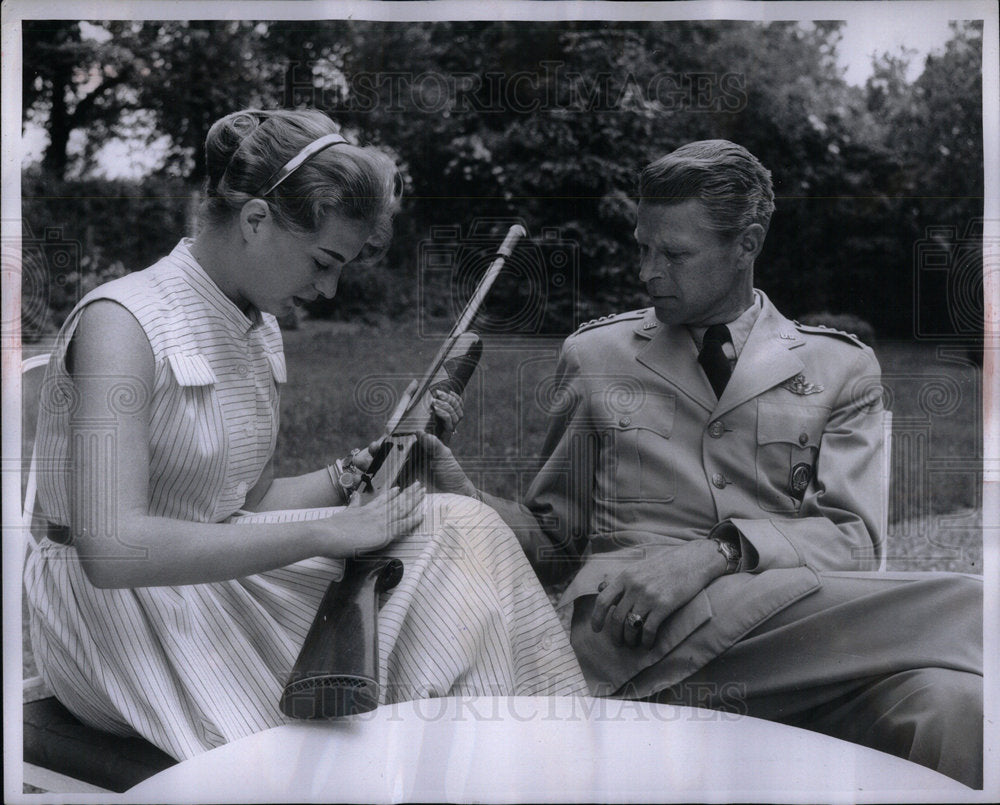 1956 Press Photo Pigeon Popgun weapons Kristian Lauris - Historic Images