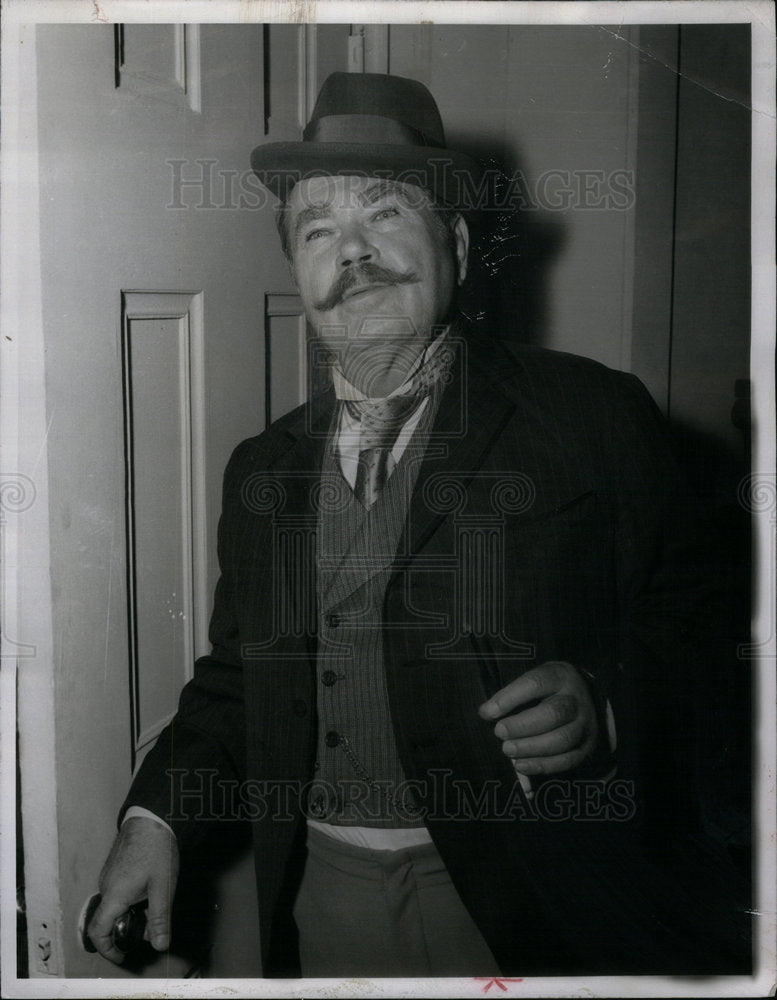 1957 Press Photo Oscar Homolka Ilona dowry bride pitch - Historic Images