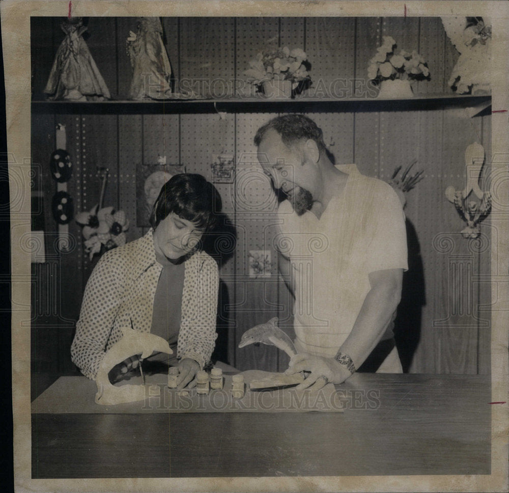 1975 Press Photo Mr Mrs Mrs Kevin Drummond craft shop - Historic Images