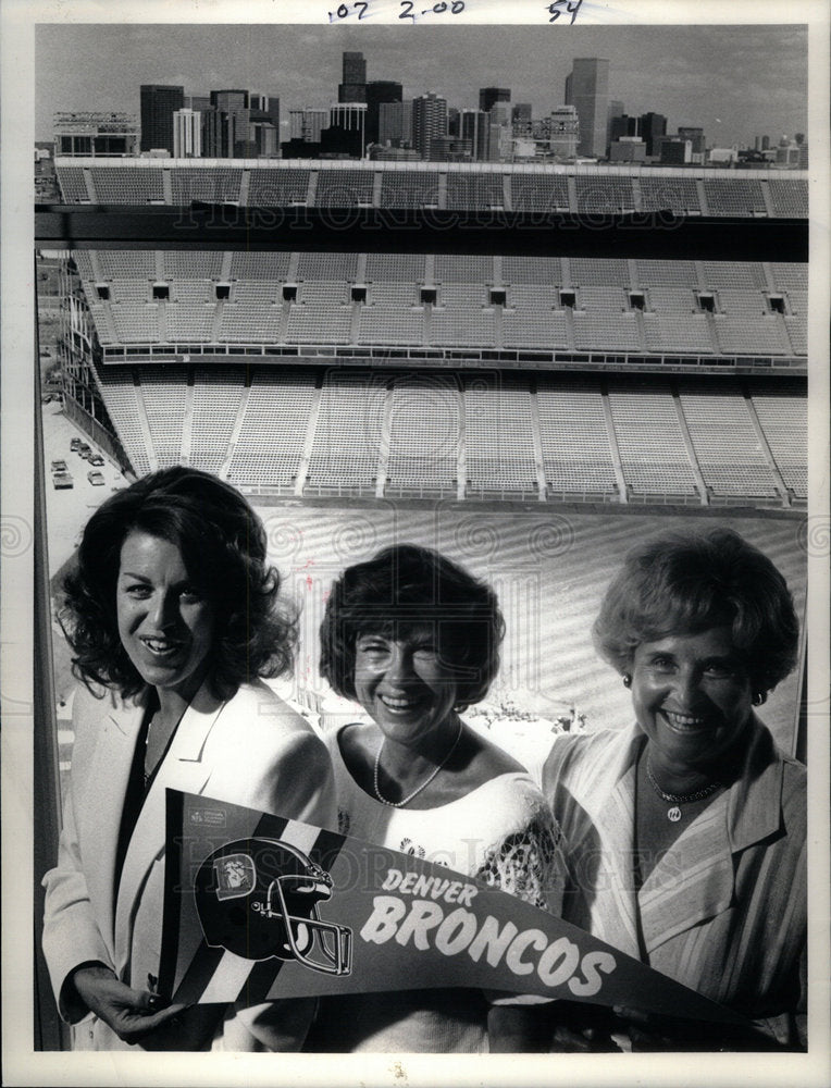 1987 Press Photo Kalleen Malone Mary Ann Wampler Nellie - Historic Images