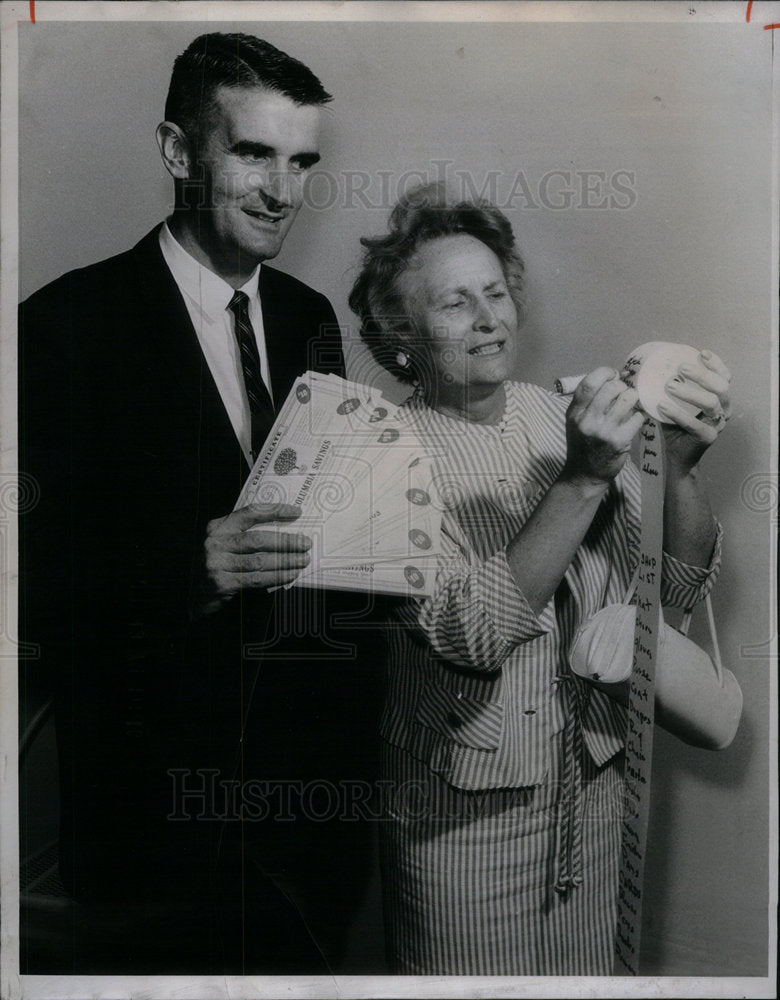 1965 Press Photo Mrs John Dunn Fred Allen Columbia loan - Historic Images