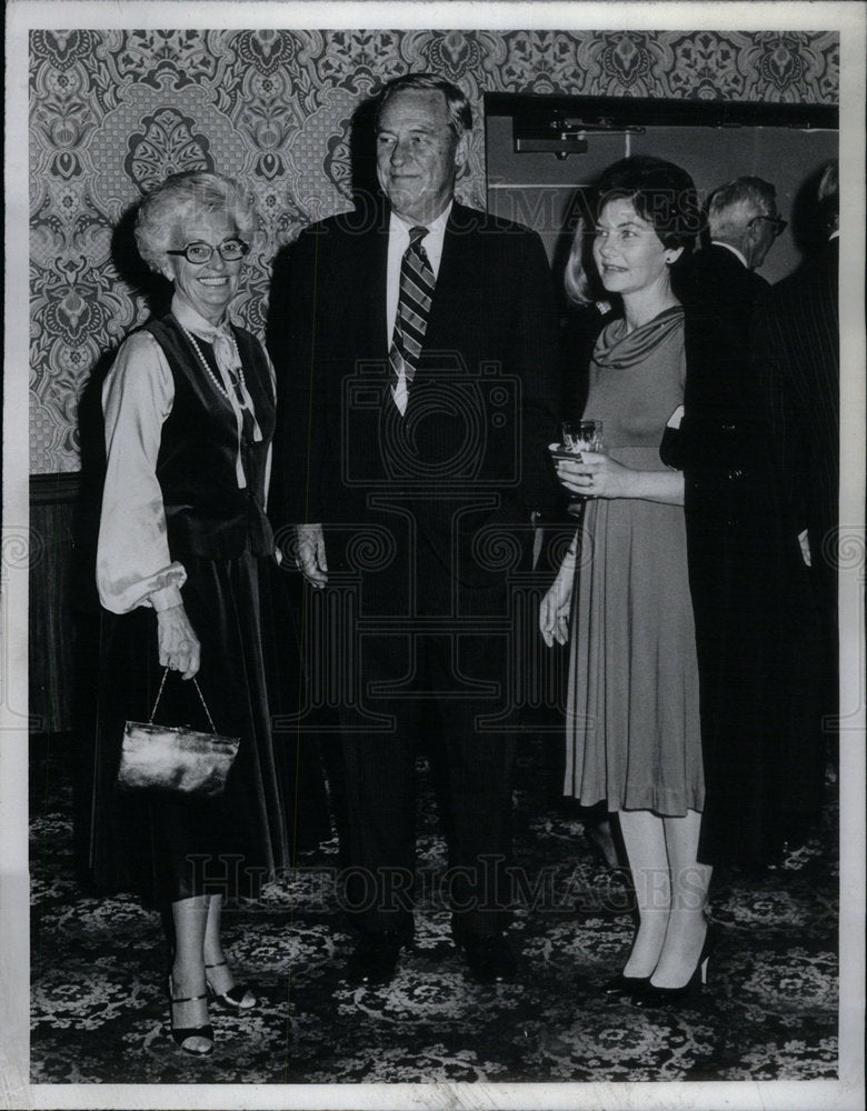 1978 Press Photo John Love Chrysler Dobbins Party Pose - Historic Images