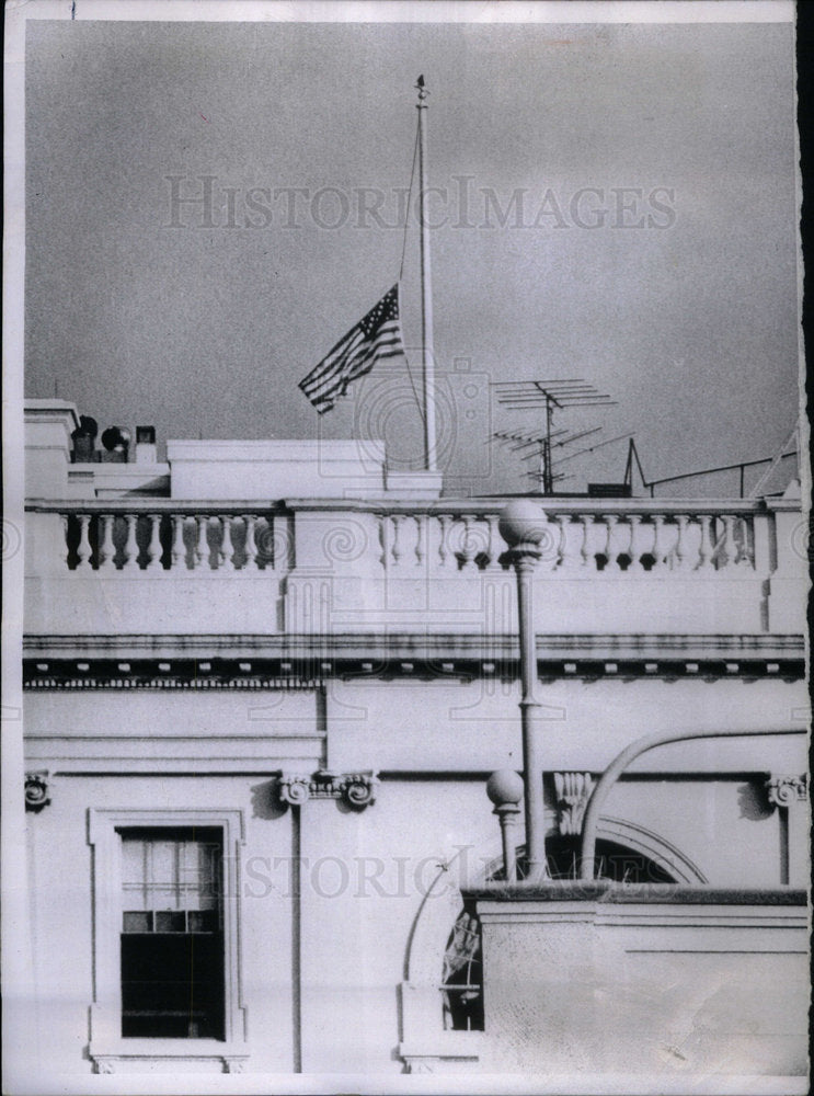 1963 Press Photo White House flag Dallas hospital died - Historic Images