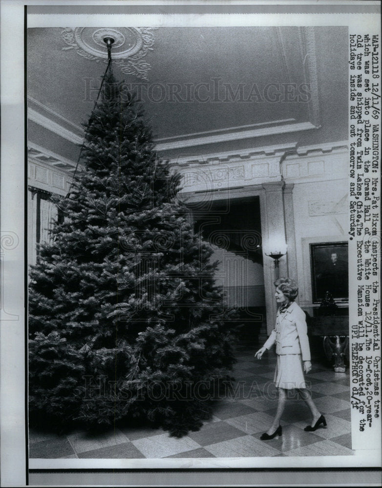 1969 Press Photo Mrs Pat Nixon Christmas tree inspects - Historic Images